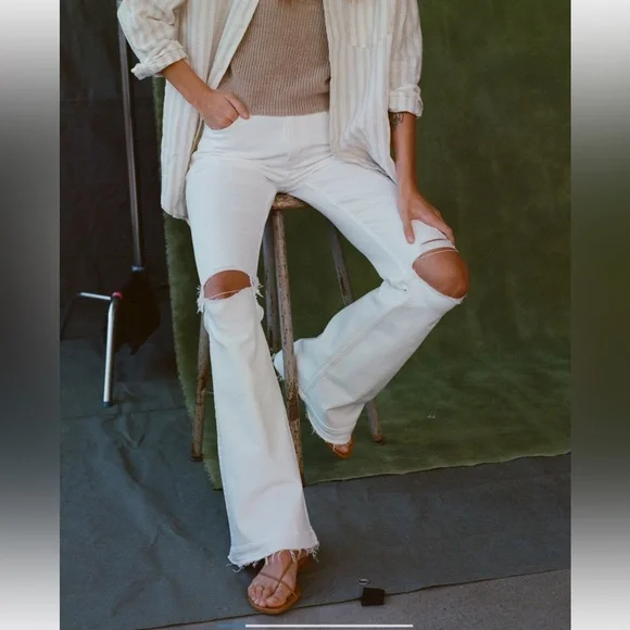 AE77 Premium High Waist Distressed White Denim Flares Size 2R - Picture 1 of 8